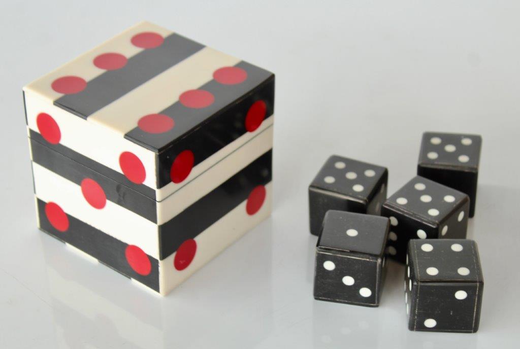 BLACK, WHITE & RED BOX WITH 5 DICE 8.5X8.5X8.5CM